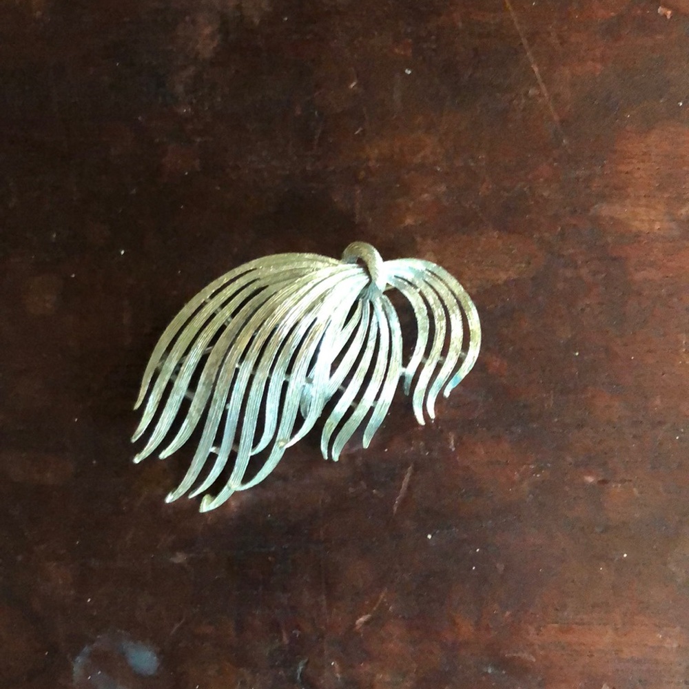 Silver tone Lisner brooch (vintage)